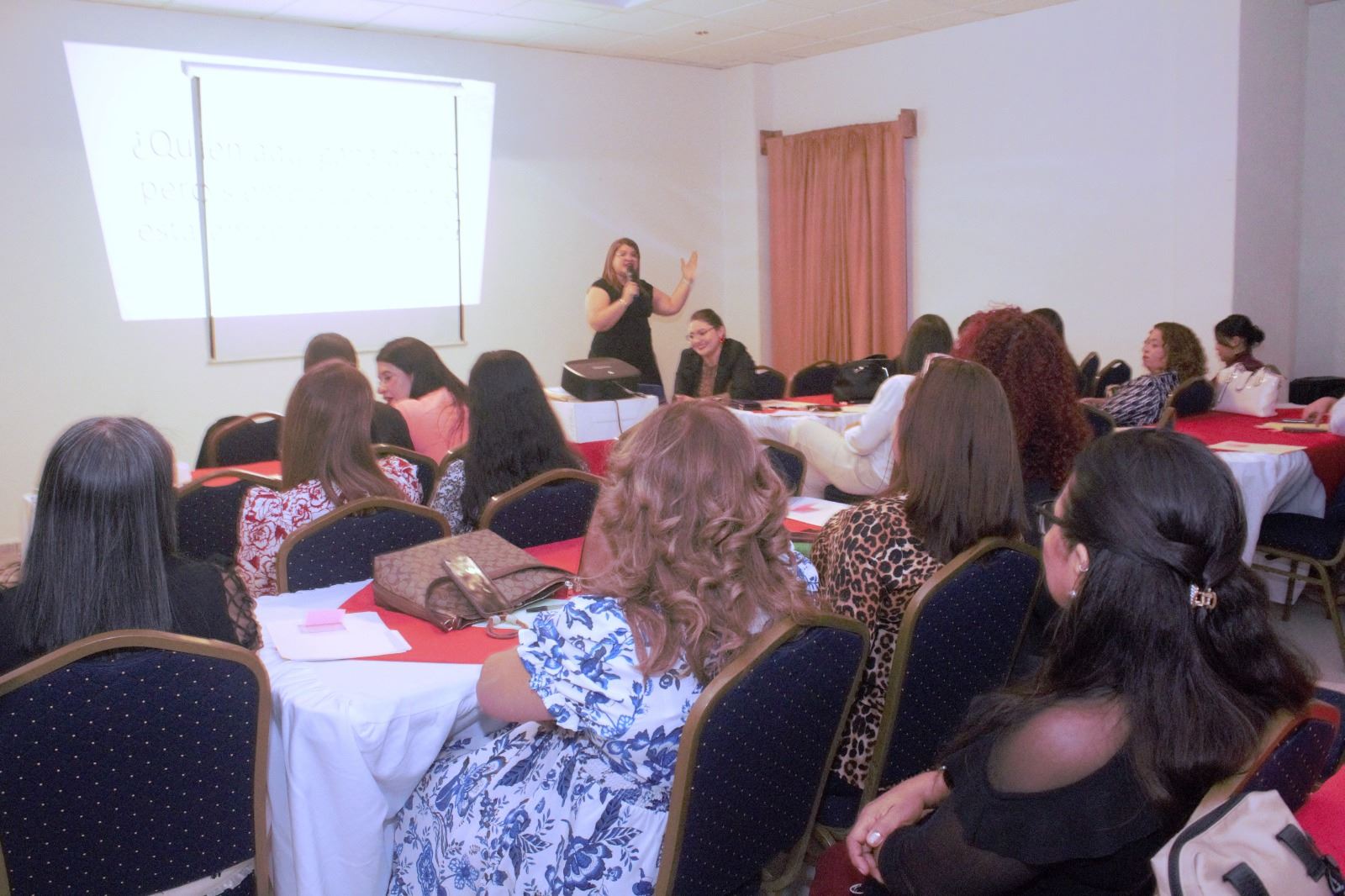Facilitadora de LSN dirigiéndose a un grupo de participantes